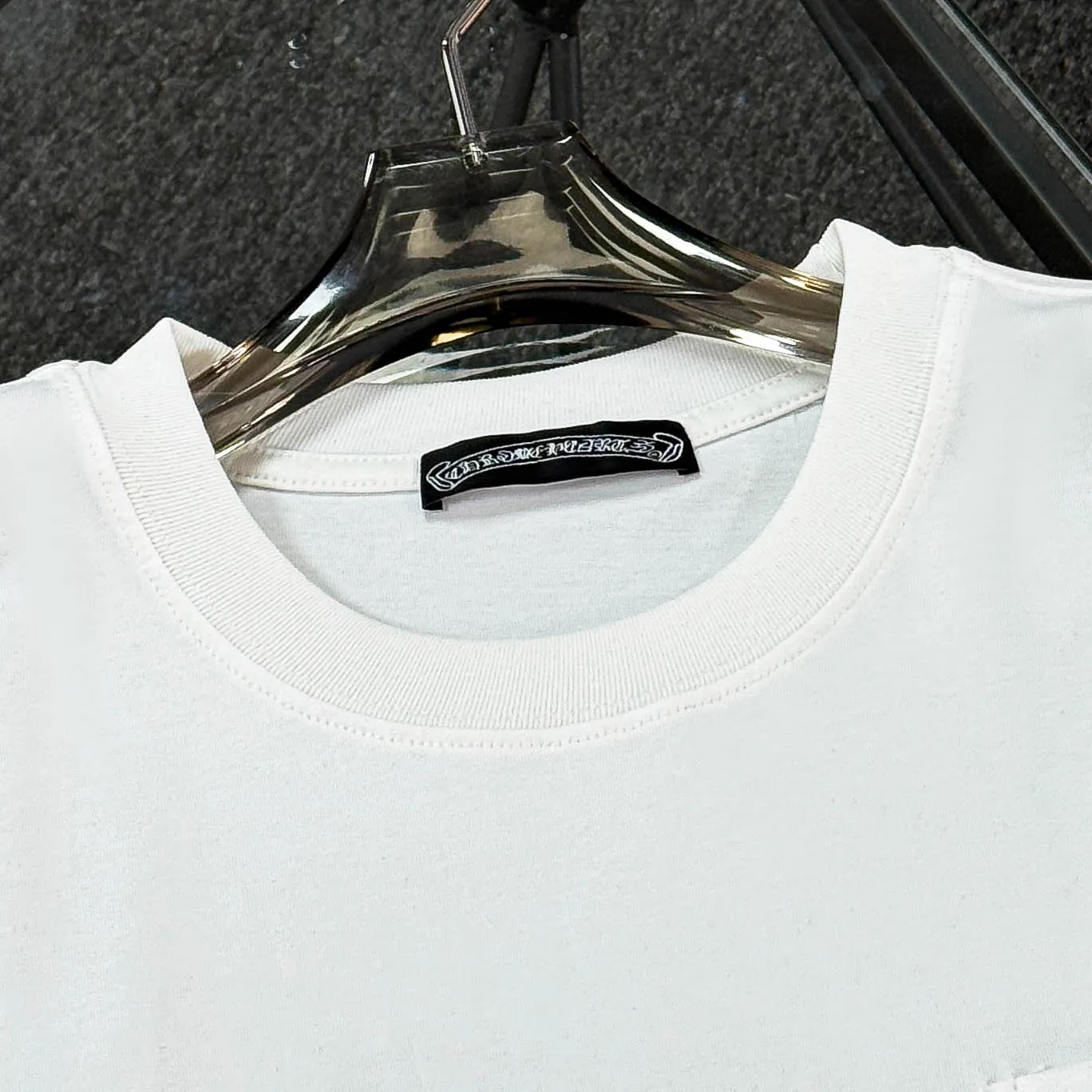 P170 Chrome Hearts Chrome Hearts 25 high version. The fabric is made of 300g high-density pure cotton. It does not deform or shrink. It has three labels. It is the same style for men and women. Technology: Gradient digital printing. Color: White. Black. SIZE: S-XL.